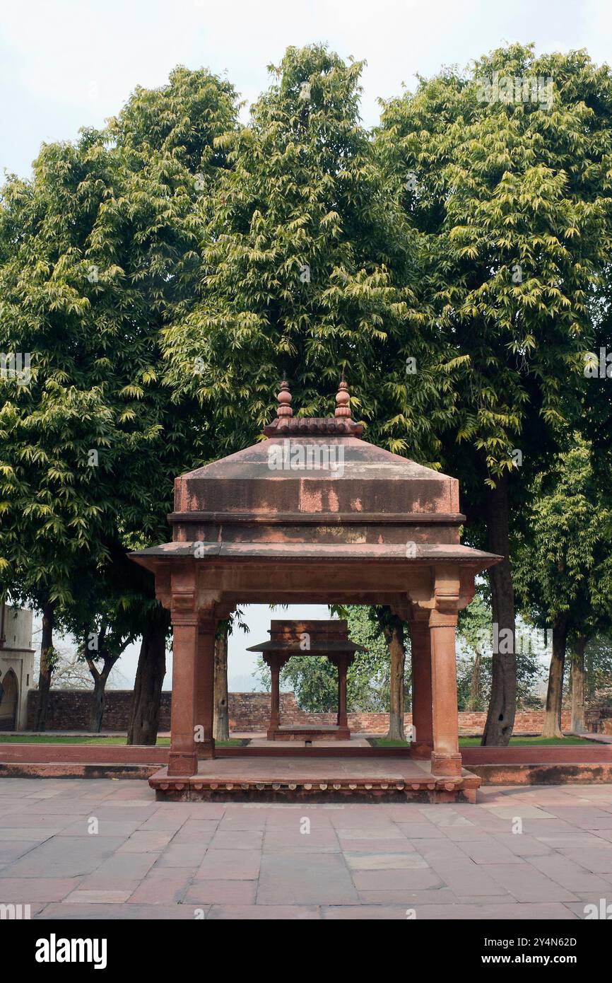 Agra, Uttar Pradesh / Indien - 7. Februar 2012 : ein architektonisches Denkmal im Innenhof des Jodhabai Palastes in Fatehpur Sikri, Agra. Stockfoto