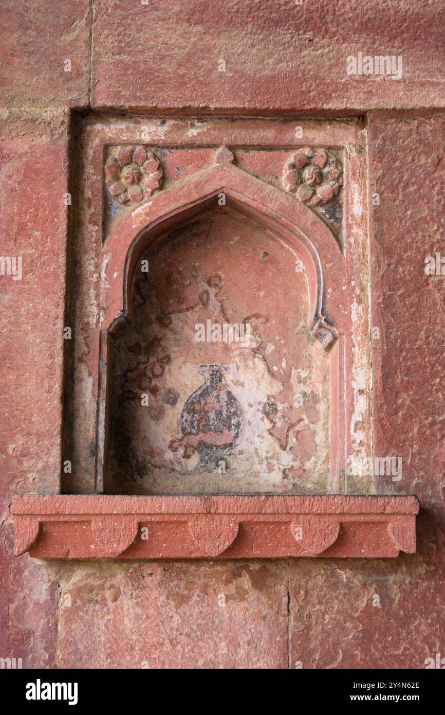 Agra, Uttar Pradesh / Indien - 7. Februar 2012 : eine architektonische Innenansicht der geschnitzten Mauer am Mariam-UZ-Zamani-Palast in Fatehpur Sikri. Stockfoto