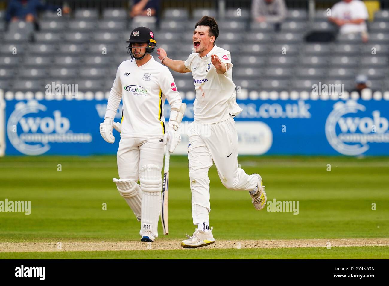 Bristol, Vereinigtes Königreich, 19. September 2024. Sussex’s Henry Crocombe feiert die Übernahme des Wickets von Dominic Goodman in Gloucestershire, um während des Spiels zwischen Gloucestershire und Sussex in die Vitality County Championship Division 1 aufzusteigen. Quelle: Robbie Stephenson/Gloucestershire Cricket/Alamy Live News Stockfoto