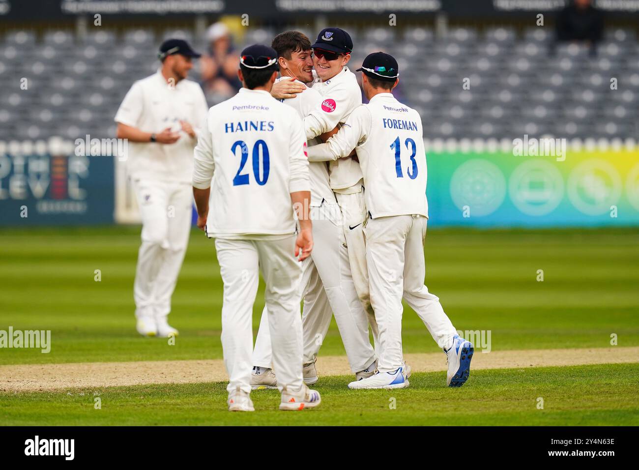 Bristol, Vereinigtes Königreich, 19. September 2024. Sussex’s Henry Crocombe feiert die Übernahme des Wickets von Dominic Goodman in Gloucestershire, um während des Spiels zwischen Gloucestershire und Sussex in die Vitality County Championship Division 1 aufzusteigen. Quelle: Robbie Stephenson/Gloucestershire Cricket/Alamy Live News Stockfoto