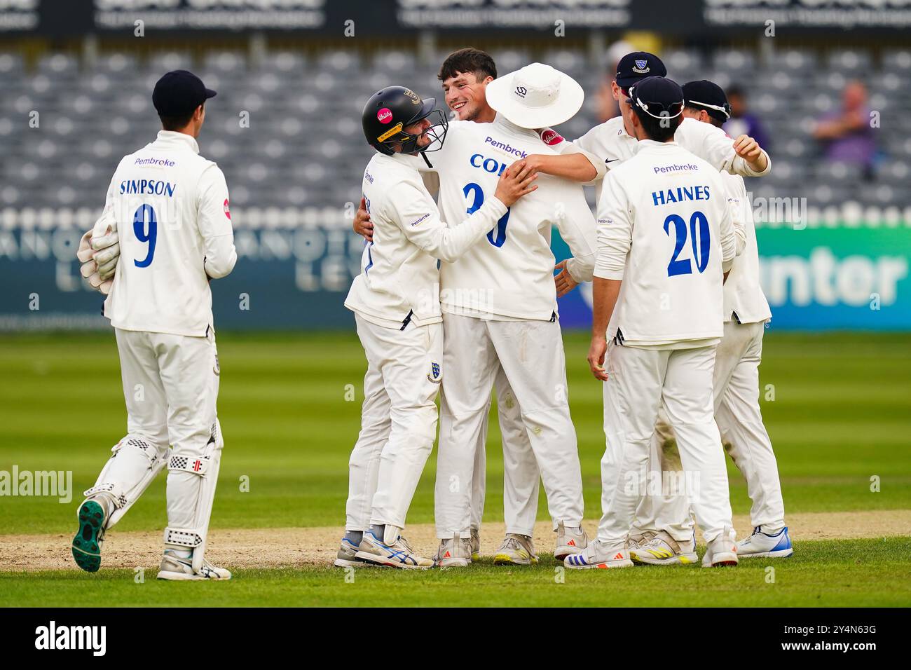Bristol, Vereinigtes Königreich, 19. September 2024. Sussex’s Henry Crocombe feiert die Übernahme des Wickets von Dominic Goodman in Gloucestershire, um während des Spiels zwischen Gloucestershire und Sussex in die Vitality County Championship Division 1 aufzusteigen. Quelle: Robbie Stephenson/Gloucestershire Cricket/Alamy Live News Stockfoto