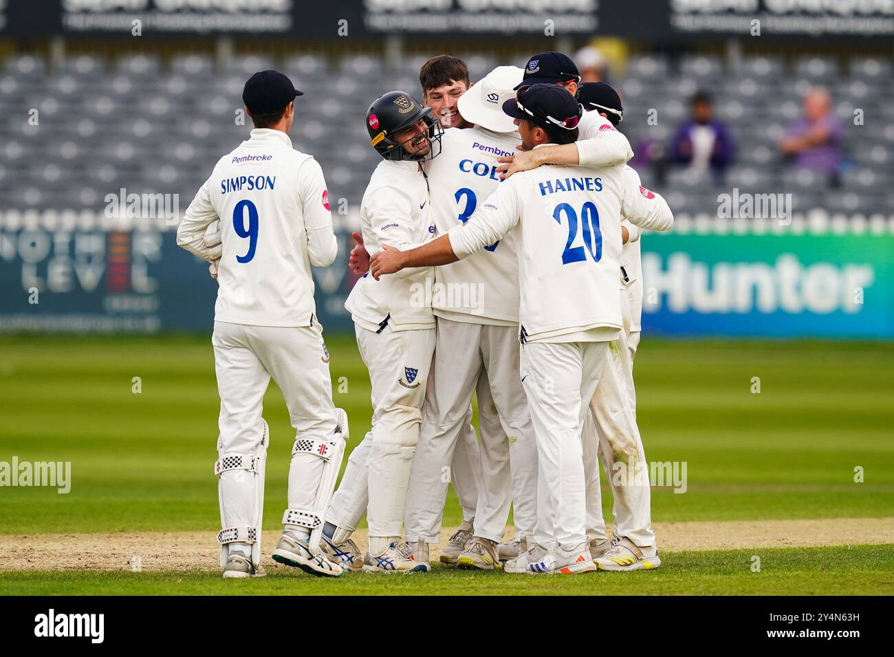 Bristol, Vereinigtes Königreich, 19. September 2024. Sussex feiert den Siegelaufstieg in die Vitality County Championship Division 1 während des Spiels zwischen Gloucestershire und Sussex in der Vitality County Championship Division 2. Quelle: Robbie Stephenson/Gloucestershire Cricket/Alamy Live News Stockfoto