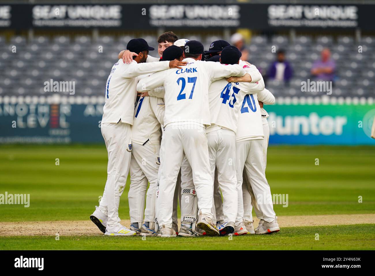 Bristol, Vereinigtes Königreich, 19. September 2024. Sussex feiert den Siegelaufstieg in die Vitality County Championship Division 1 während des Spiels zwischen Gloucestershire und Sussex in der Vitality County Championship Division 2. Quelle: Robbie Stephenson/Gloucestershire Cricket/Alamy Live News Stockfoto