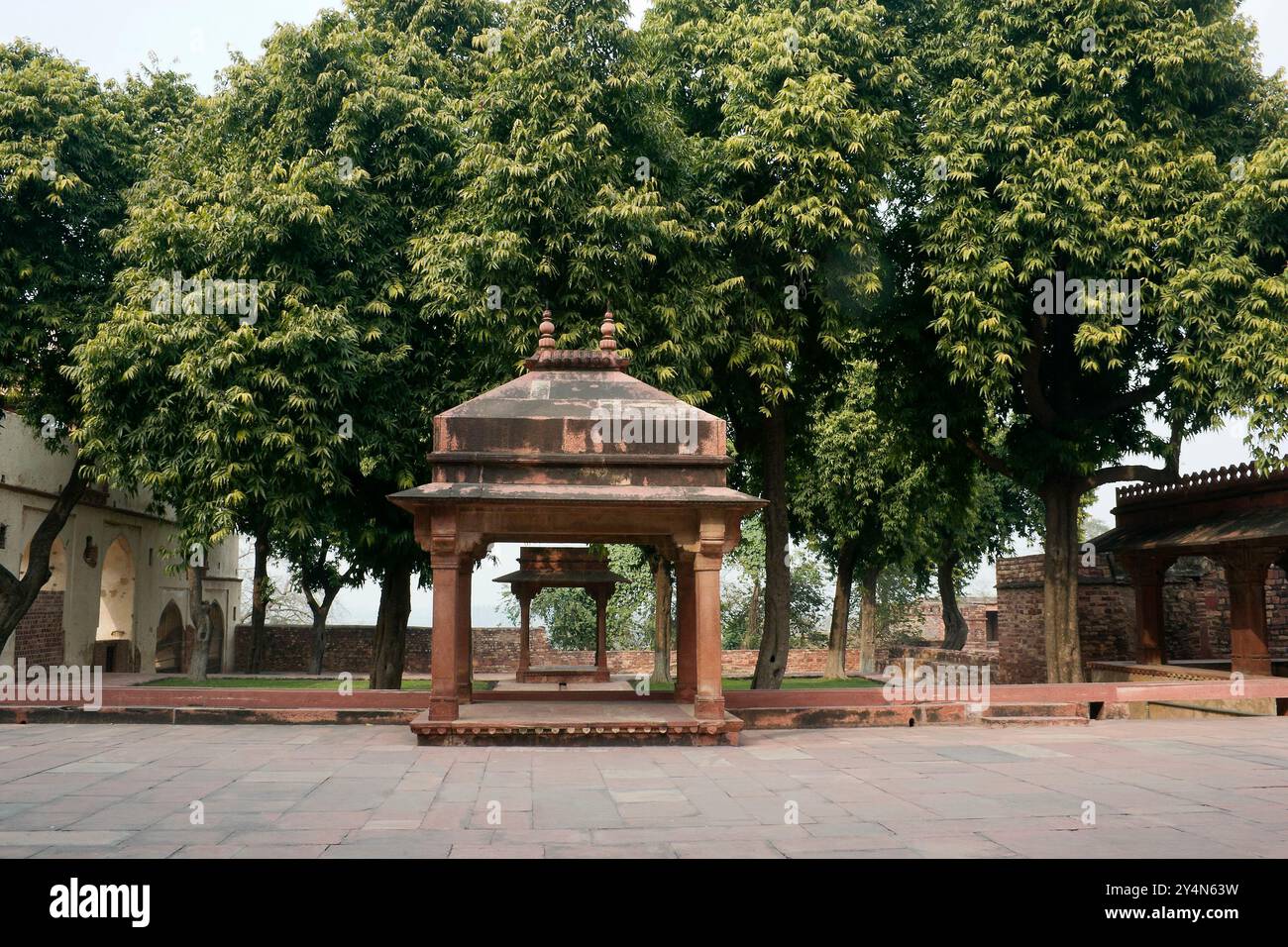 Agra, Uttar Pradesh / Indien - 7. Februar 2012 : ein architektonisches Denkmal im Innenhof des Jodhabai Palastes in Fatehpur Sikri, Agra. Stockfoto