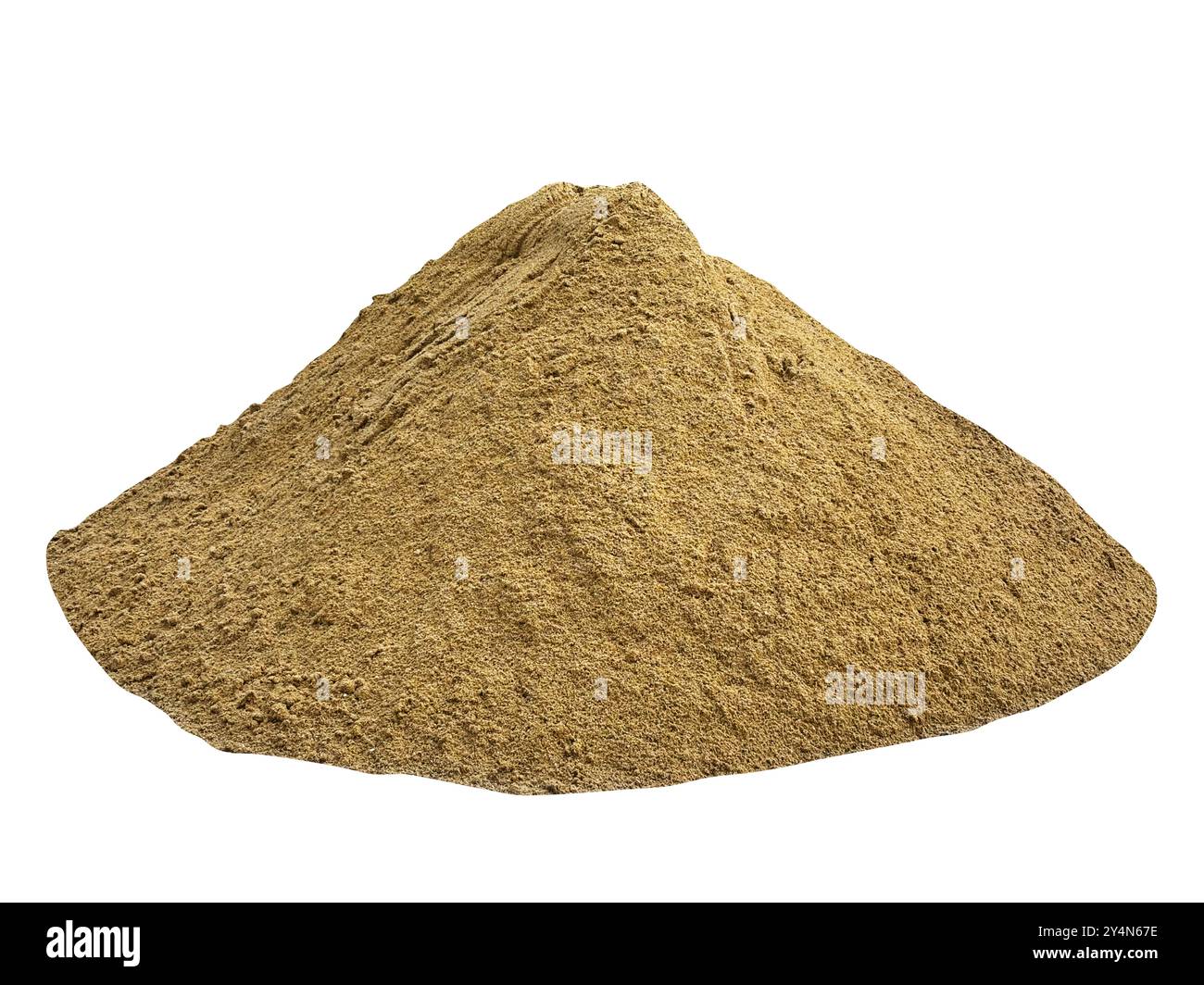 Isolierte einen Sandhaufen für die Baustelle auf weißem Hintergrund. Seitenansicht eines Haufens Industriesand. Stockfoto