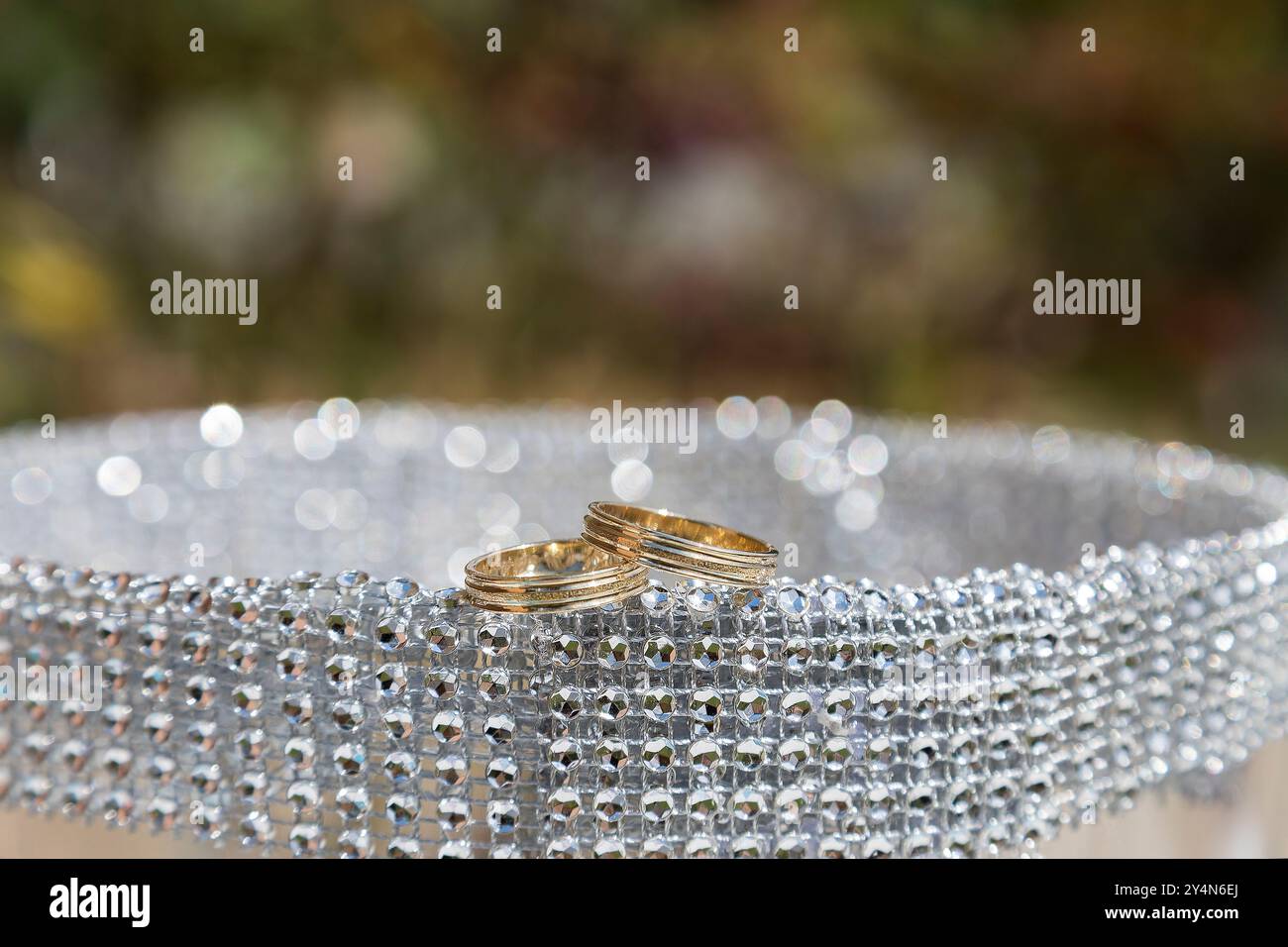 Nahaufnahme von zwei Eheringen auf einem Luxustisch. Weichzeichner Stockfoto