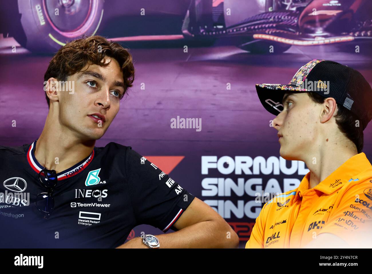 Singapur, Singapur. September 2024. (L bis R): George Russell (GBR) Mercedes AMG F1 und Oscar Piastri (aus) McLaren auf der FIA-Pressekonferenz. 19.09.2024. Formel-1-Weltmeisterschaft, Rd 18, Grand Prix Von Singapur, Marina Bay Street Circuit, Singapur, Vorbereitungstag. Das Foto sollte lauten: XPB/Alamy Live News. Stockfoto