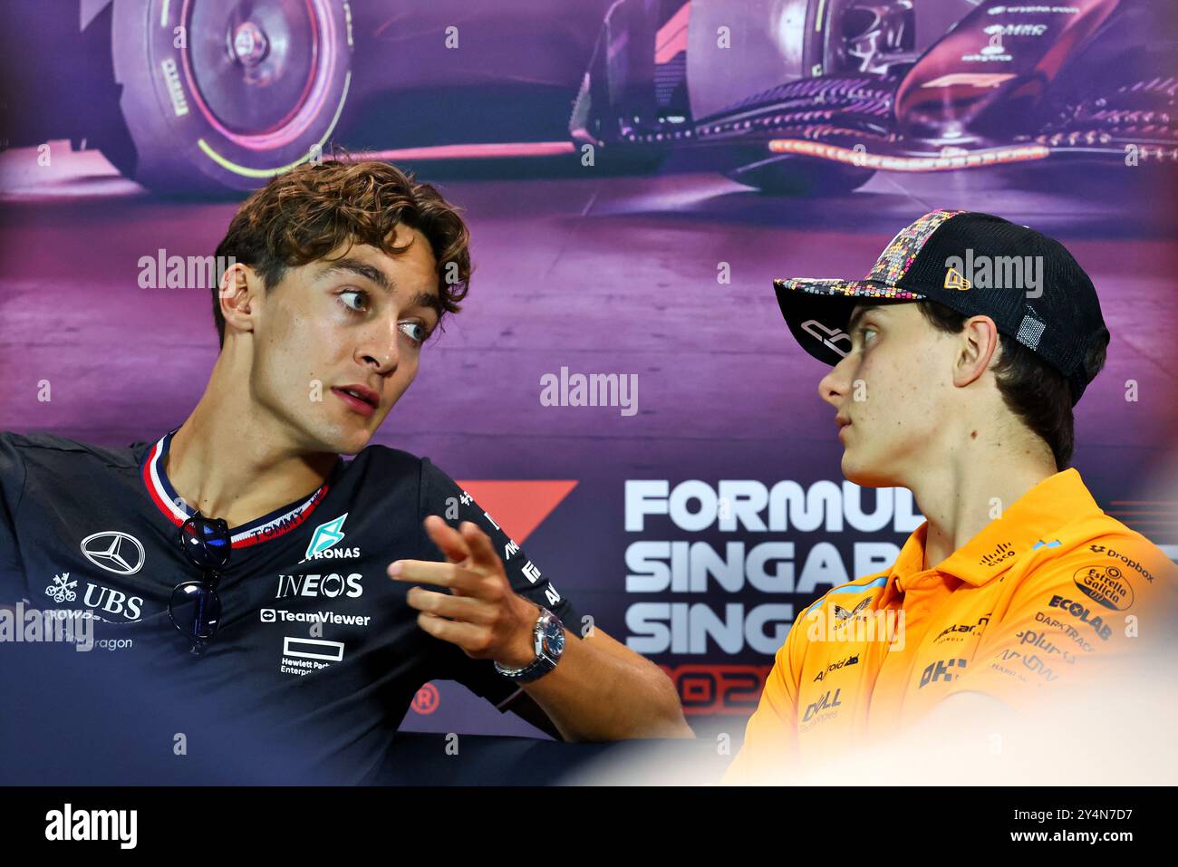 Singapur, Singapur. September 2024. (L bis R): George Russell (GBR) Mercedes AMG F1 und Oscar Piastri (aus) McLaren auf der FIA-Pressekonferenz. 19.09.2024. Formel-1-Weltmeisterschaft, Rd 18, Grand Prix Von Singapur, Marina Bay Street Circuit, Singapur, Vorbereitungstag. Das Foto sollte lauten: XPB/Alamy Live News. Stockfoto