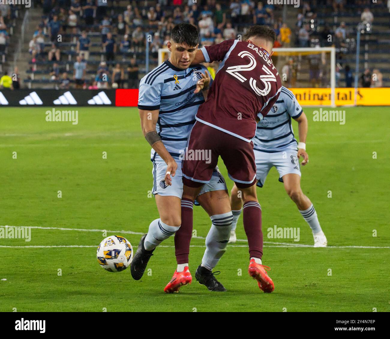 Kansas City, Kansas, USA. September 2024. Sporting KC Stürmer Alan Pulido #9 (l) und Colorado Rapids Mittelfeldspieler Cole Bassett #23 (r) spielen in der zweiten Spielhälfte im Children's Mercy Park in Kansas City, KS, am 18. September 2024 in der Strafbox. (Kreditbild: © Serena S.Y. Hsu/ZUMA Press Wire) NUR REDAKTIONELLE VERWENDUNG! Nicht für kommerzielle ZWECKE! Stockfoto