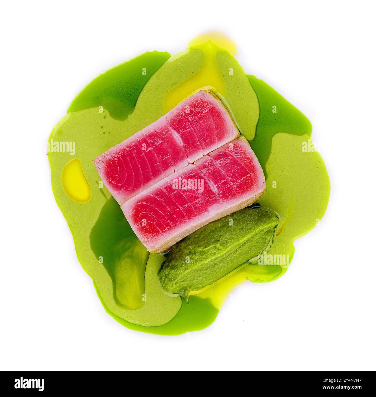 Thunfisch-Sashimi und Erbsenpüree auf weiß Stockfoto