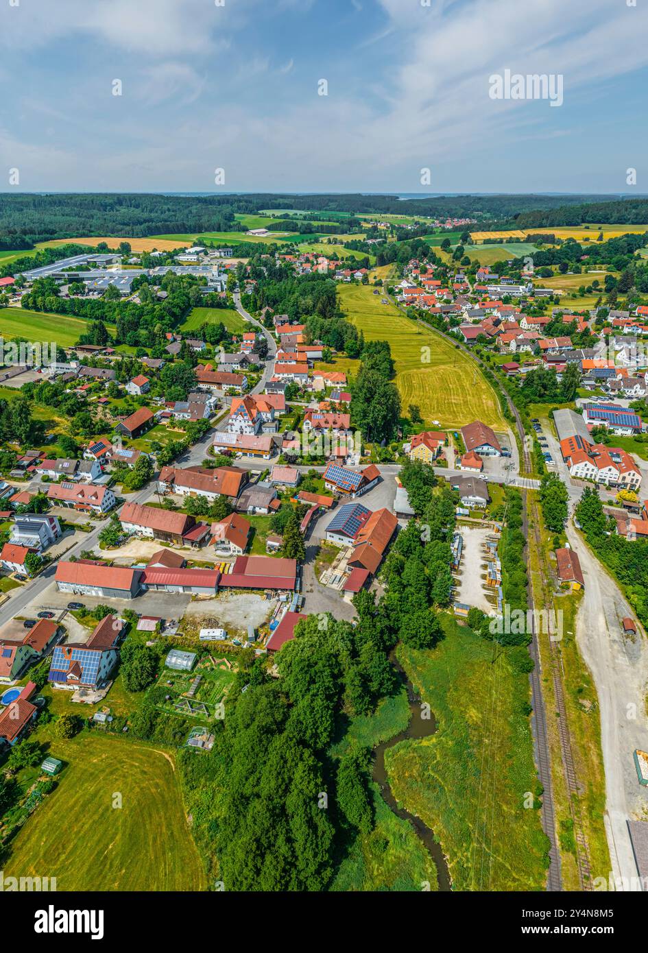 Aus der Vogelperspektive des Dorfes Langenneufnach im Naturpark Augsburg - Westwälder Stockfoto