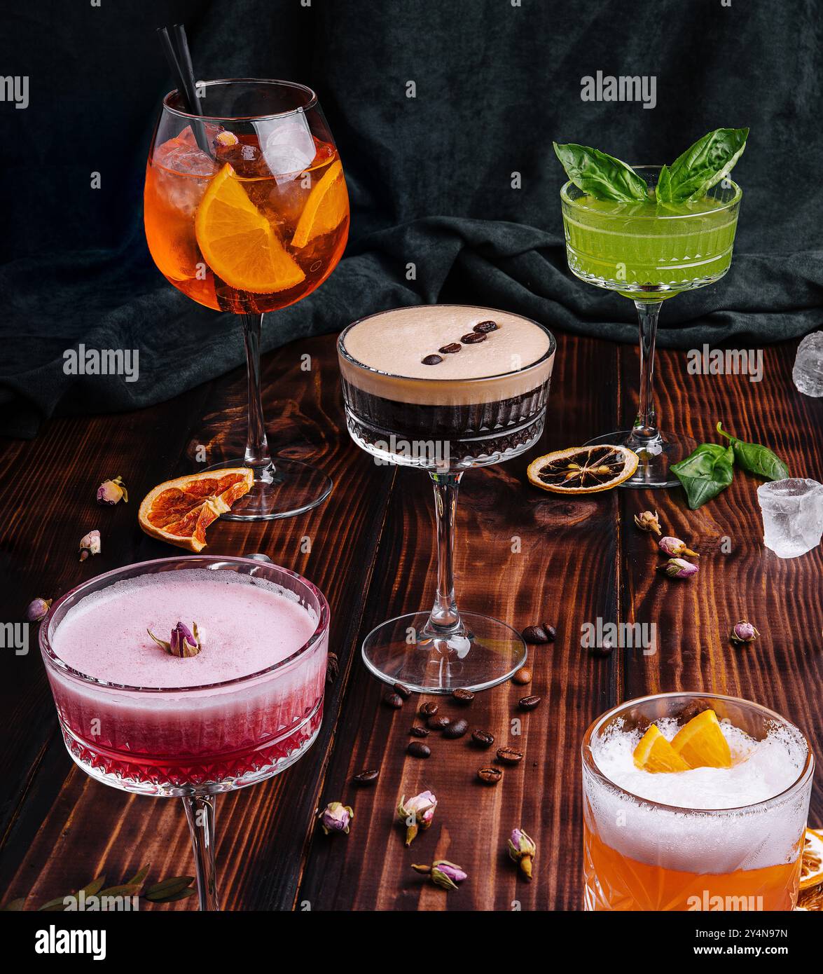 Verschiedene farbenfrohe exotische alkoholische Cocktails auf Holz Stockfoto