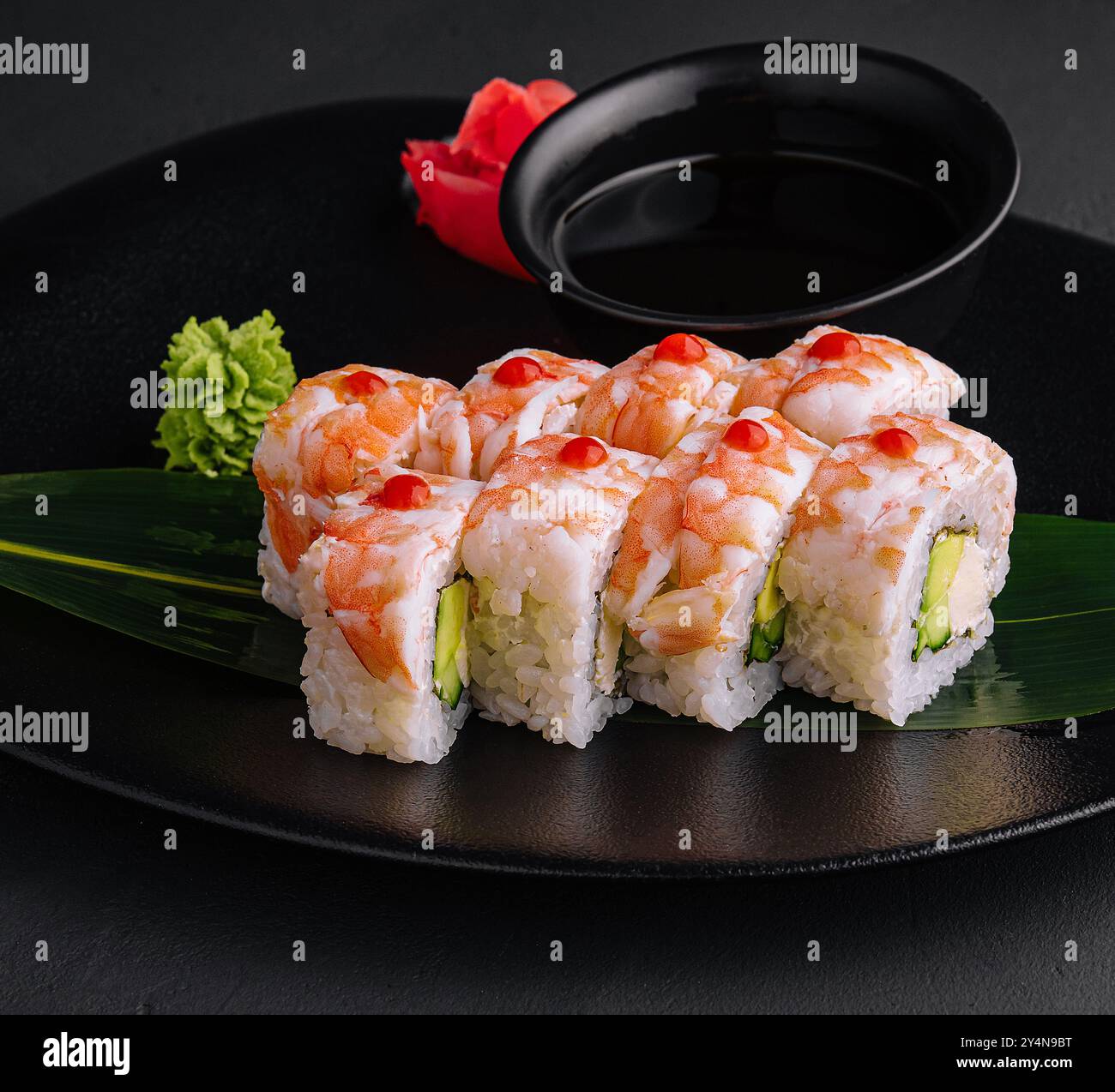 Sushi-Rolle mit Garnelenfleisch auf schwarzem Keramikplatte bedeckt Stockfoto
