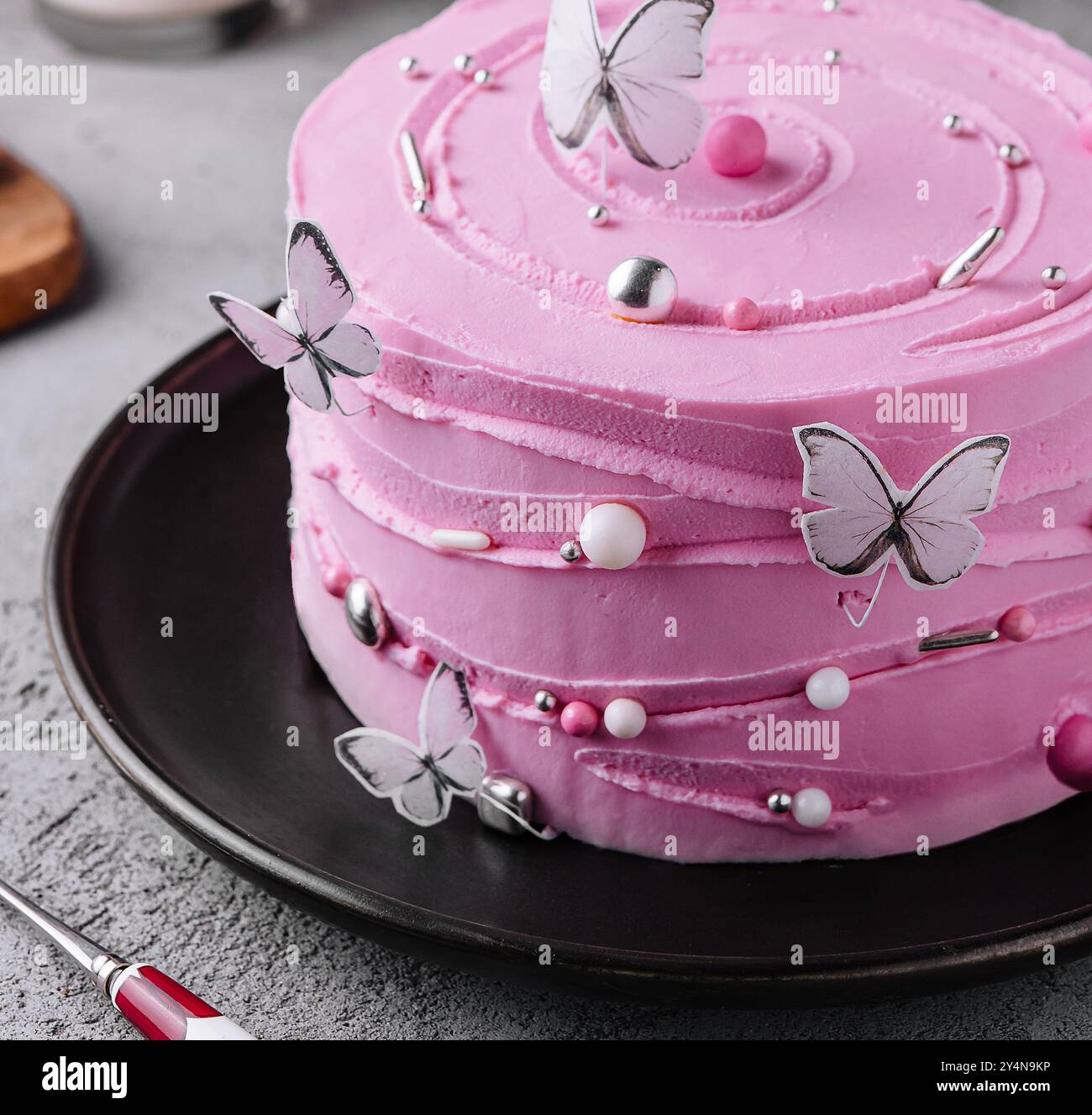 Pinkfarbene Kuchendekoration in Form von Schmetterlingen Stockfoto