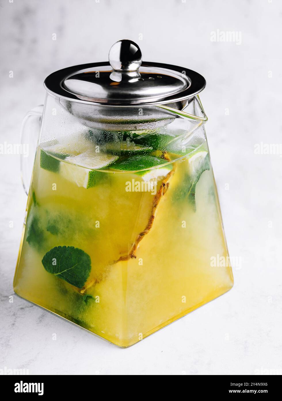Grüntee mit Passionsfrucht oder Limonade mit Limette und Minze Stockfoto