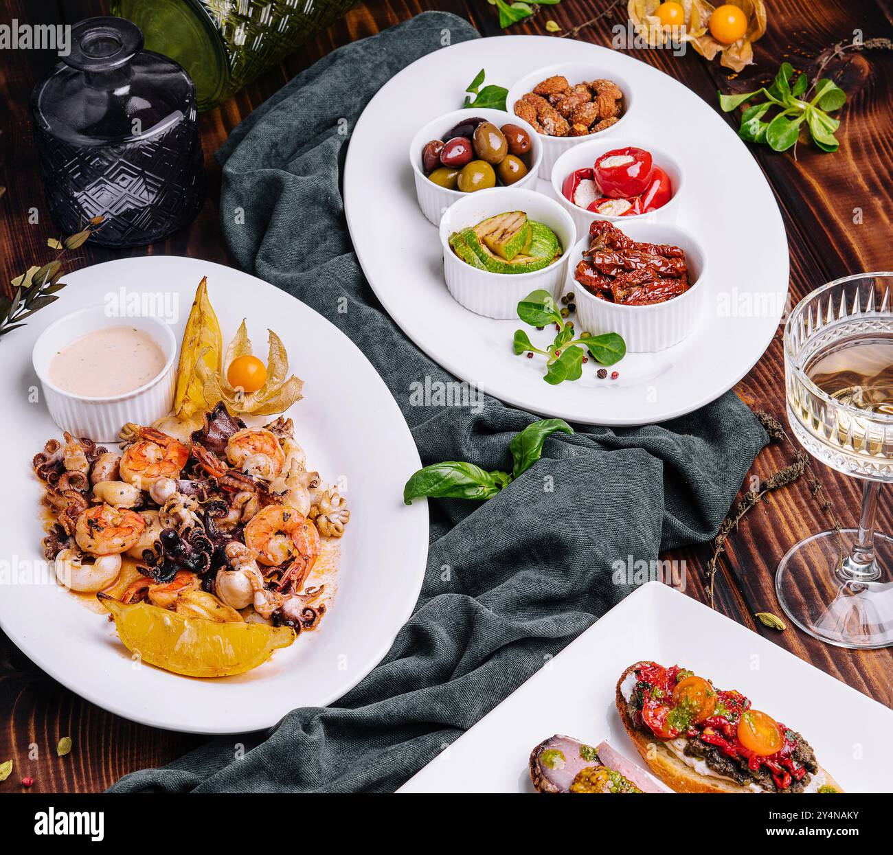 Bruschetta mit verschiedenen Füllungen mit einem Teller Meeresfrüchte Stockfoto