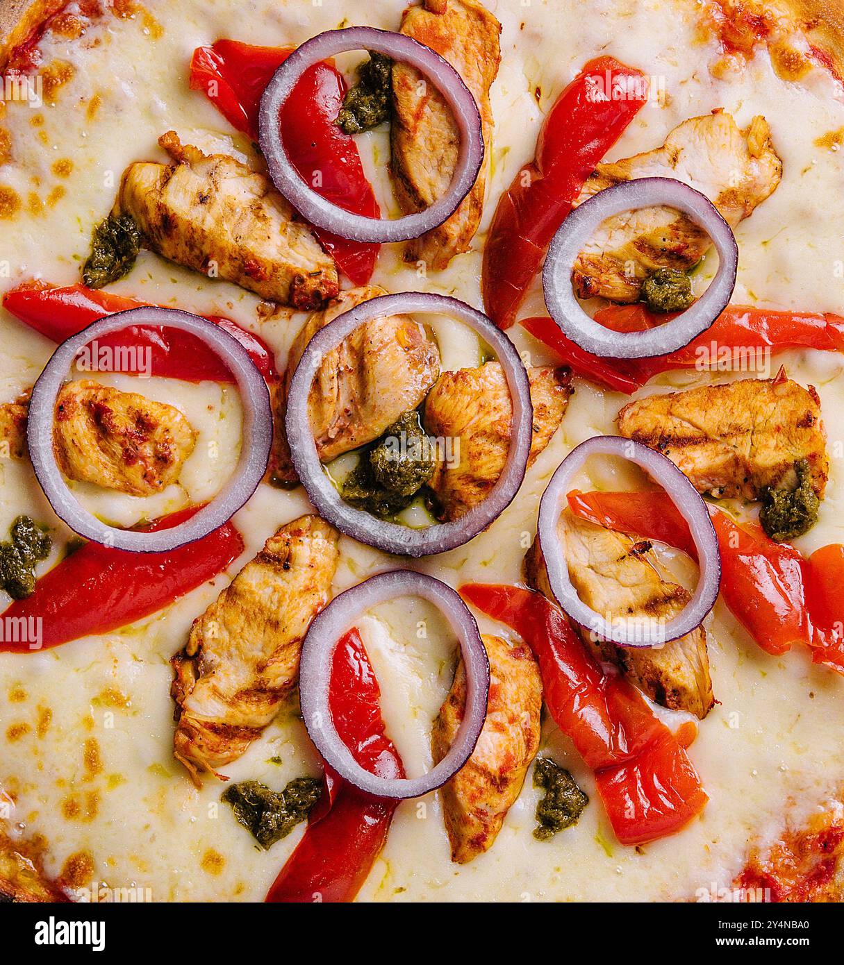 Frische Hühnerpizza vom Grill mit Gemüse Stockfoto