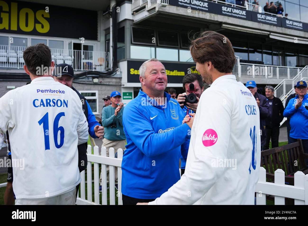 Bristol, Vereinigtes Königreich, 19. September 2024. Sussex-Cheftrainer Paul Farbrace feiert mit Sussex’s James Coles, nachdem er während des Spiels der Vitality County Championship Division 2 zwischen Gloucestershire und Sussex die Beförderung in die Vitality County Championship Division 1 gewonnen hat. Quelle: Robbie Stephenson/Gloucestershire Cricket/Alamy Live News Stockfoto