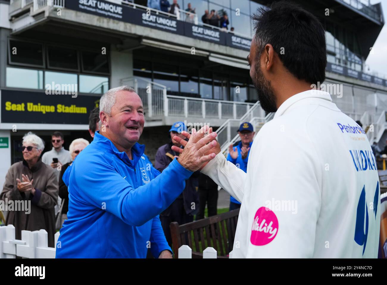 Bristol, Vereinigtes Königreich, 19. September 2024. Sussex-Cheftrainer Paul Farbrace feiert mit Sussex’s Jaydev Unadkat, nachdem er während des Spiels der Vitality County Championship Division 2 zwischen Gloucestershire und Sussex die Beförderung in die Vitality County Championship Division 1 gewonnen hat. Quelle: Robbie Stephenson/Gloucestershire Cricket/Alamy Live News Stockfoto