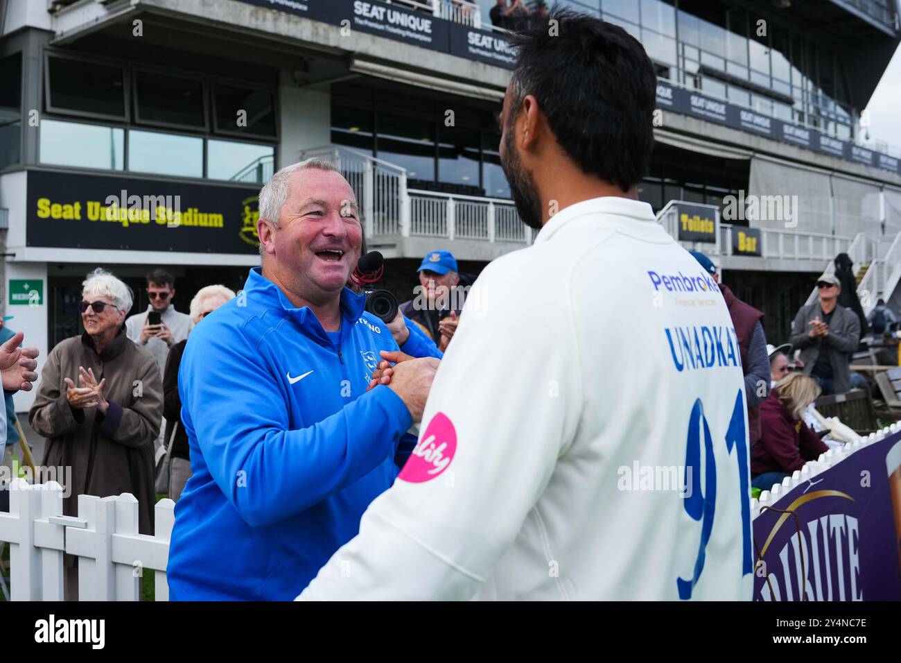Bristol, Vereinigtes Königreich, 19. September 2024. Sussex-Cheftrainer Paul Farbrace feiert mit Sussex’s Jaydev Unadkat, nachdem er während des Spiels der Vitality County Championship Division 2 zwischen Gloucestershire und Sussex die Beförderung in die Vitality County Championship Division 1 gewonnen hat. Quelle: Robbie Stephenson/Gloucestershire Cricket/Alamy Live News Stockfoto