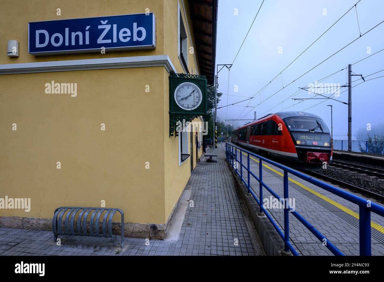 Decin, Tschechische Republik. September 2024. Nicht überfluteter Bahnhof in Dolni Zleb in Betrieb in Decin, Tschechische Republik, 18. September 2024. Straßen und Straßen werden von der geschwollenen Elbe überflutet, wo der Elbspiegel den dritthöchsten Hochwasserstand überschritt. Quelle: Ondrej Hajek/CTK Photo/Alamy Live News Stockfoto