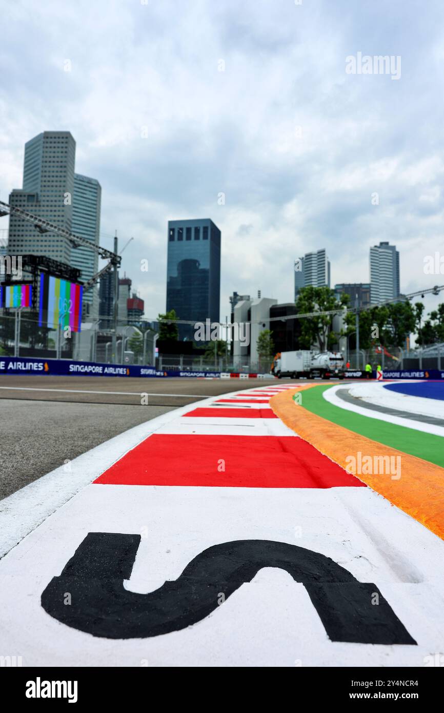Singapur, Singapur. September 2024. Schaltkreisatmosphäre – Bordsteindetails. 19.09.2024. Formel-1-Weltmeisterschaft, Rd 18, Grand Prix Von Singapur, Marina Bay Street Circuit, Singapur, Vorbereitungstag. Das Foto sollte lauten: XPB/Alamy Live News. Stockfoto