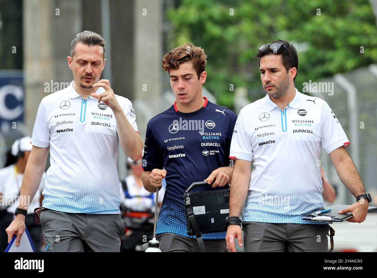 Singapur, Singapur. September 2024. Franco Colapinto (ARG) Williams Racing geht mit Gaetan Jego, dem Williams Racing Renningenieur, über die Rennstrecke. 19.09.2024. Formel-1-Weltmeisterschaft, Rd 18, Grand Prix Von Singapur, Marina Bay Street Circuit, Singapur, Vorbereitungstag. Das Foto sollte lauten: XPB/Alamy Live News. Stockfoto