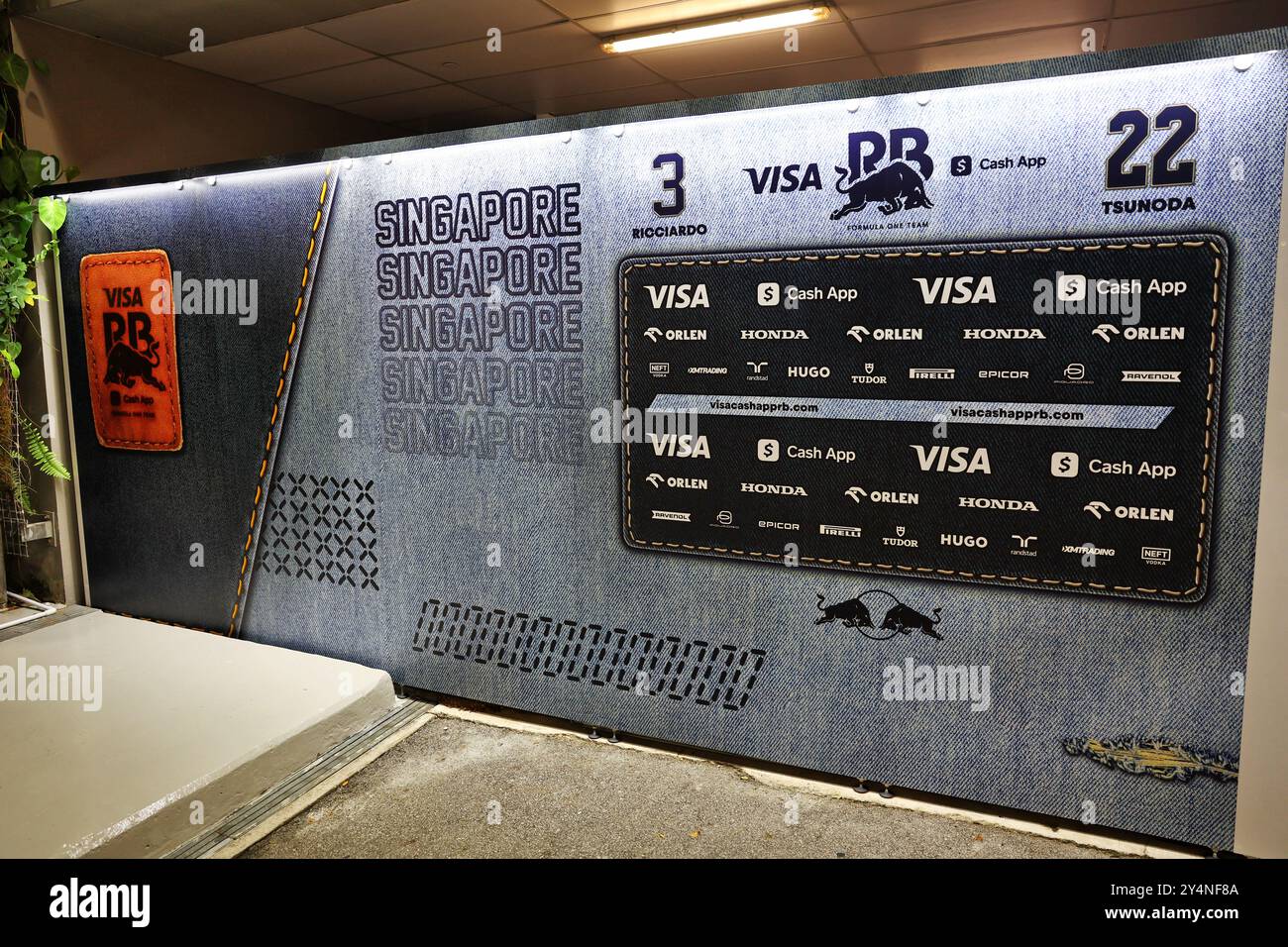 Singapur, Singapur. September 2024. RB – Boxenbretter im Denim-Stil. 19.09.2024. Formel-1-Weltmeisterschaft, Rd 18, Grand Prix Von Singapur, Marina Bay Street Circuit, Singapur, Vorbereitungstag. Das Foto sollte lauten: XPB/Alamy Live News. Stockfoto