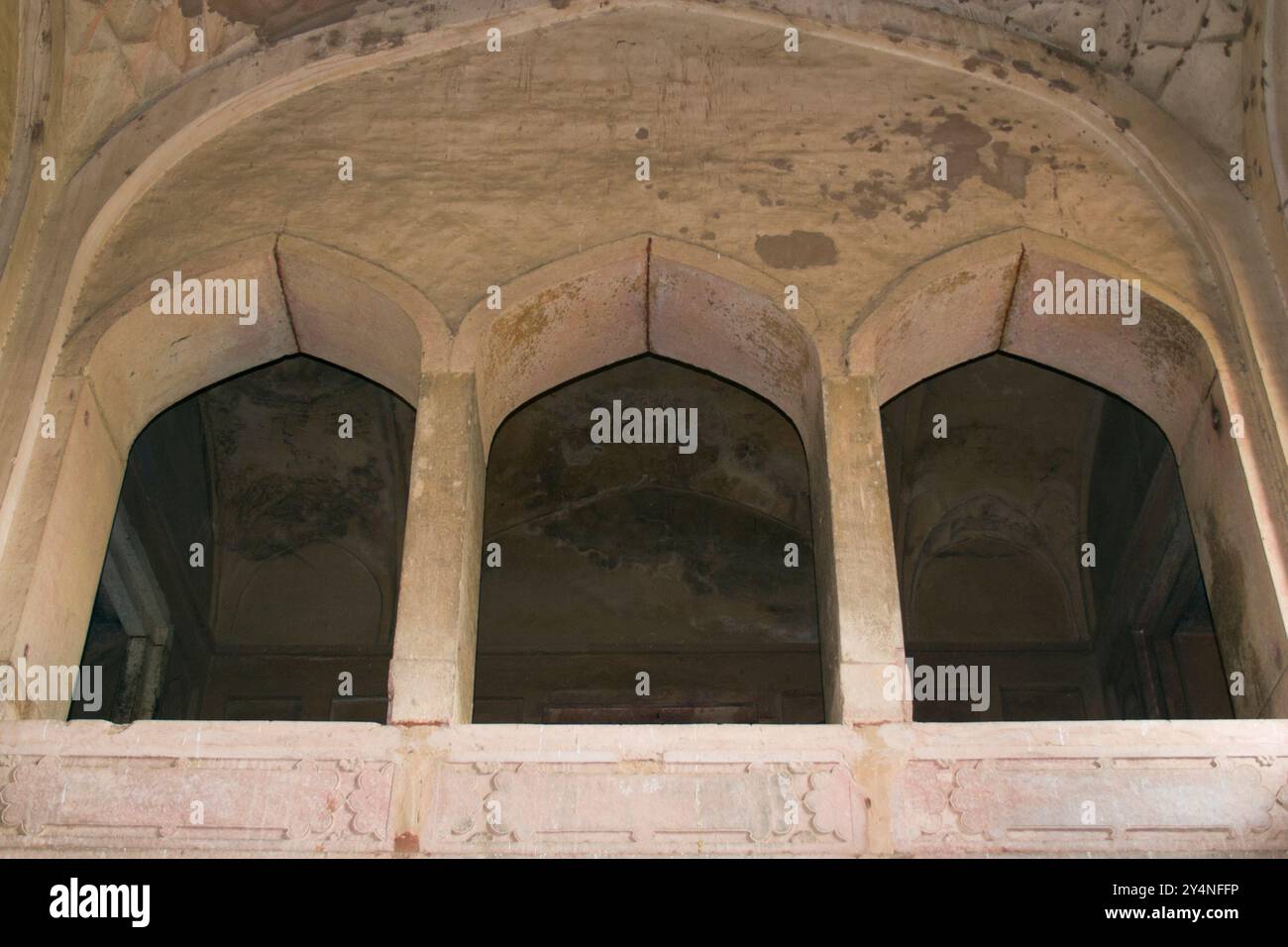 Agra, Uttar Pradesh / Indien - 8. Februar 2012 : eine architektonische Innenansicht des Kanch Mahal am Grab von Akbar. Stockfoto