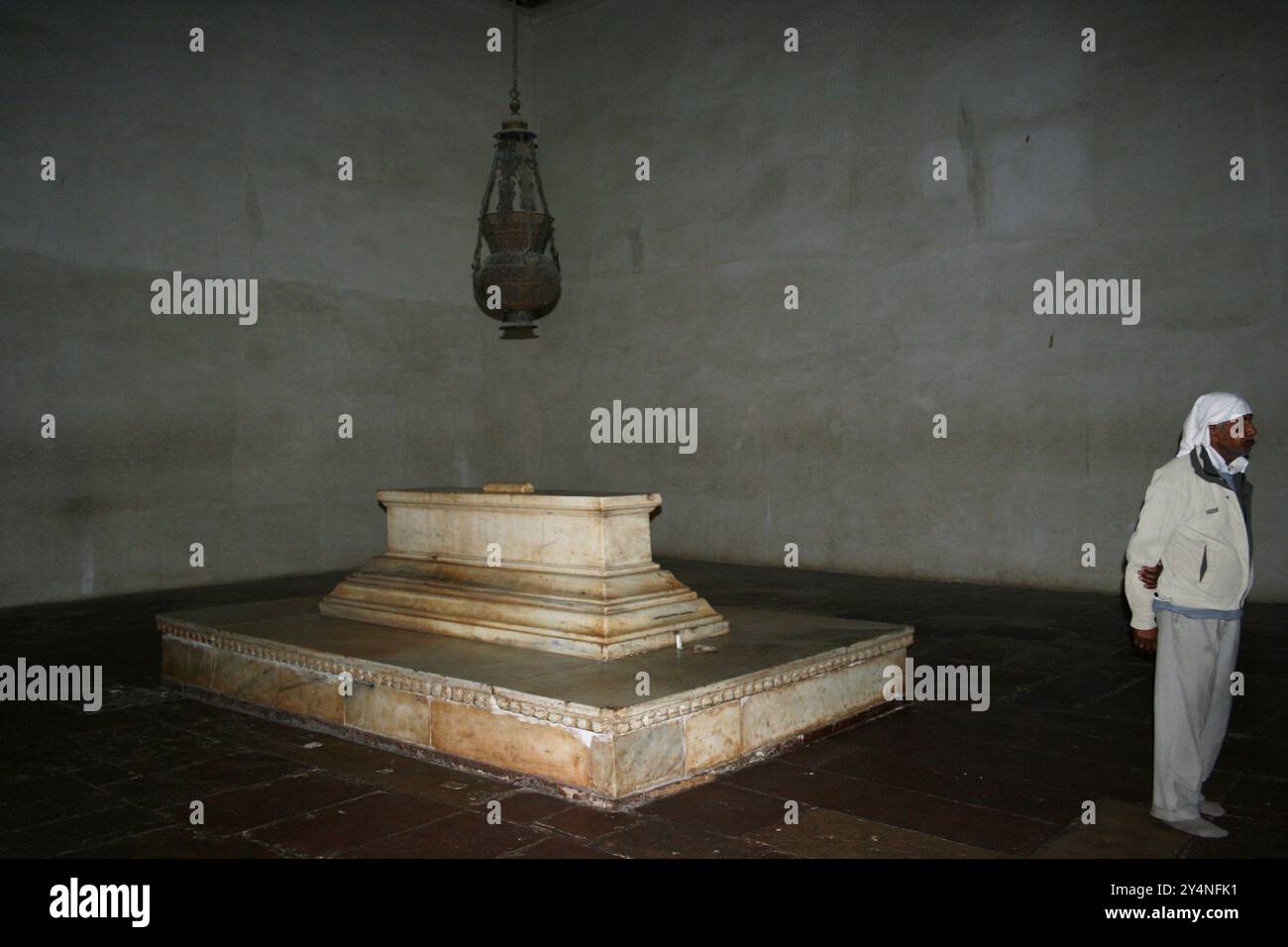 Agra, Uttar Pradesh / Indien - 8. Februar 2012 : eine architektonische Innenansicht des Grabes von Akbar. Stockfoto