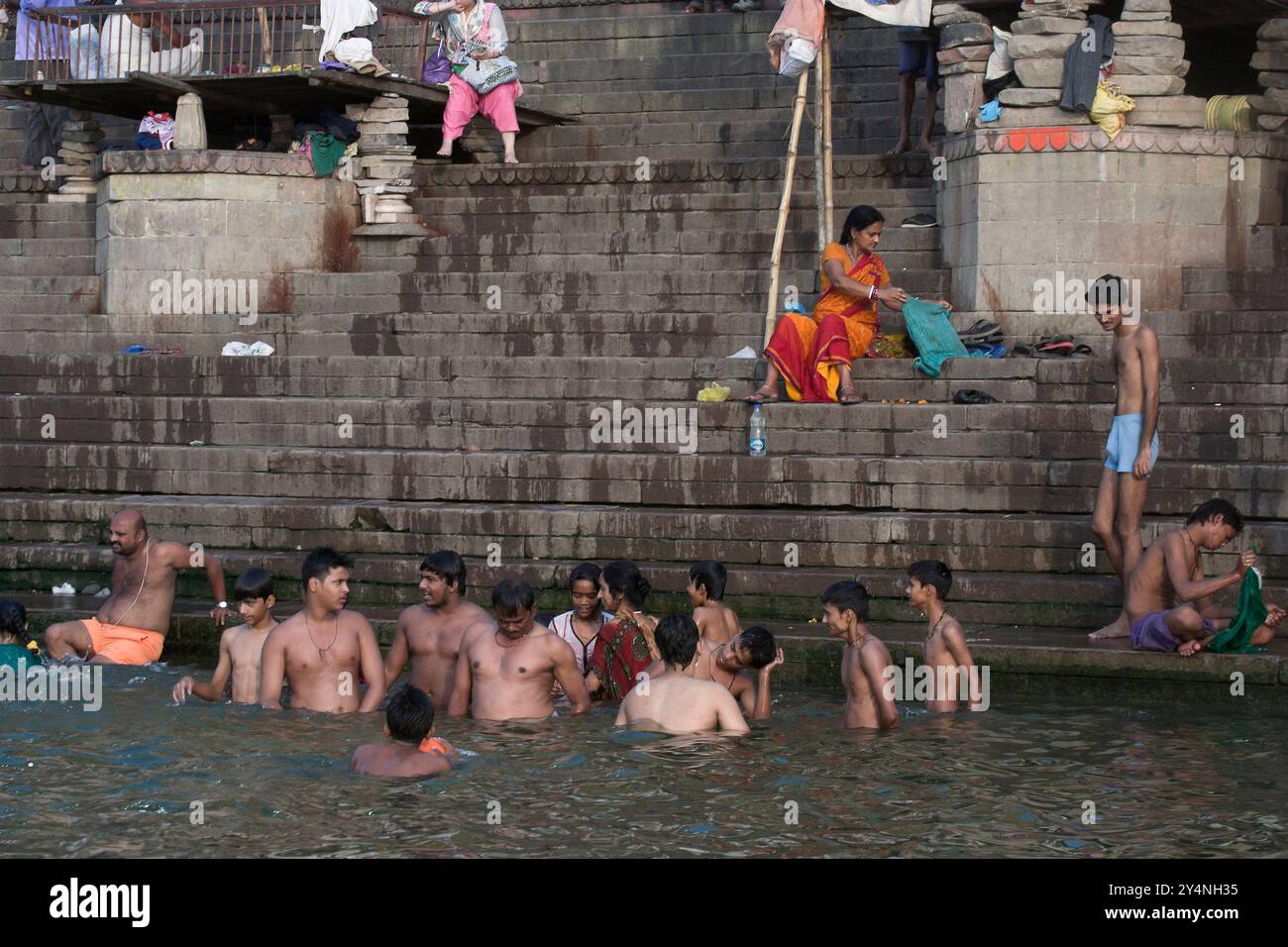 Varanasi, Uttar Pradesh / Indien - 9. Mai 2015 : Pilger nehmen ein heiliges Bad im heiligen Fluss Ganga bei Varanasi Gat. Stockfoto