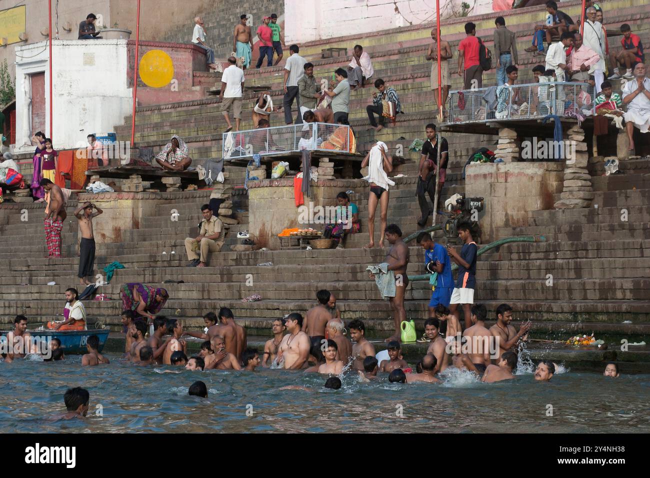 Varanasi, Uttar Pradesh / Indien - 9. Mai 2015 : Pilger nehmen ein heiliges Bad im heiligen Fluss Ganga bei Varanasi Gat. Stockfoto