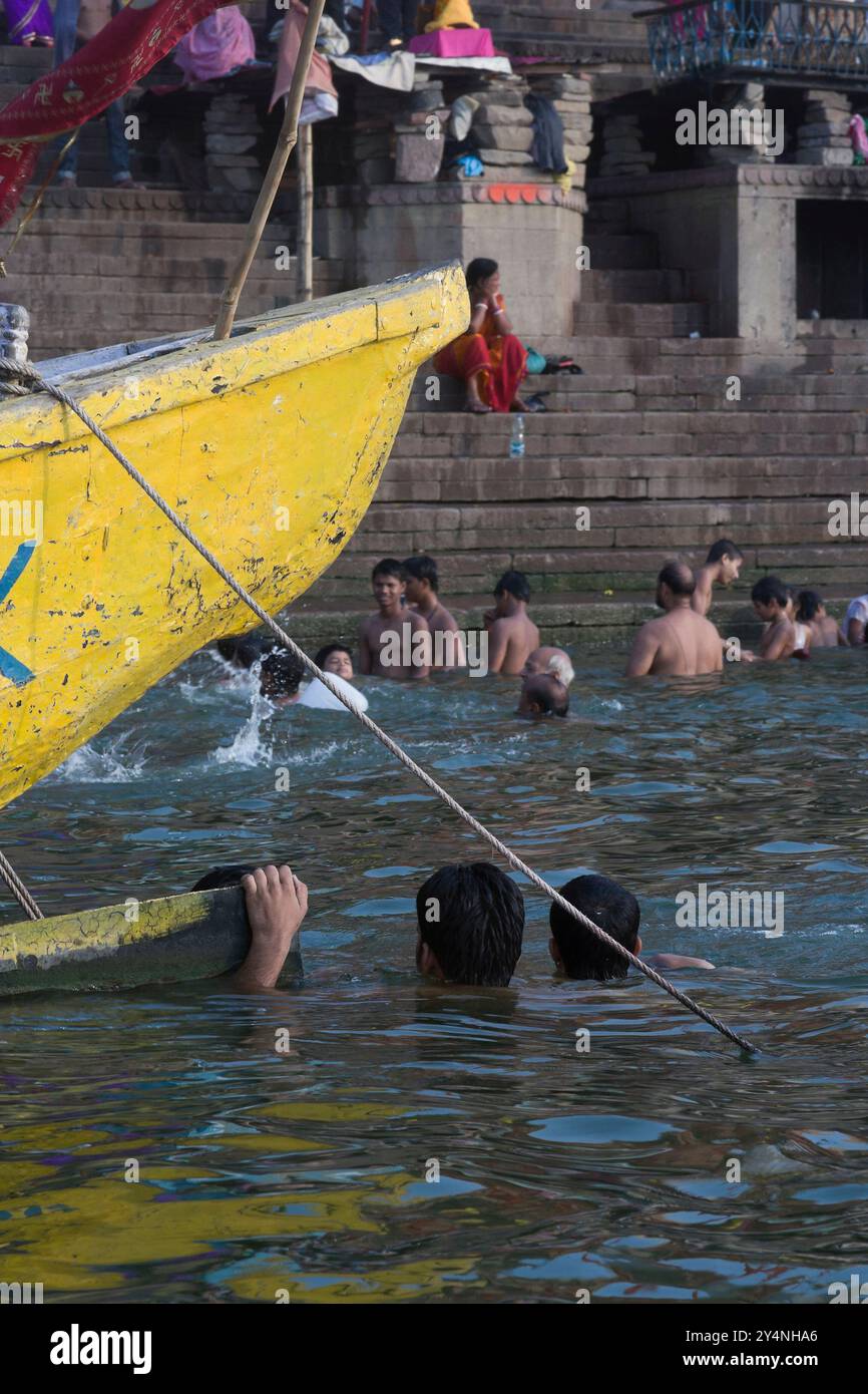 Varanasi, Uttar Pradesh / Indien - 9. Mai 2015 : Pilger nehmen ein heiliges Bad im heiligen Fluss Ganga bei Varanasi Gat. Stockfoto
