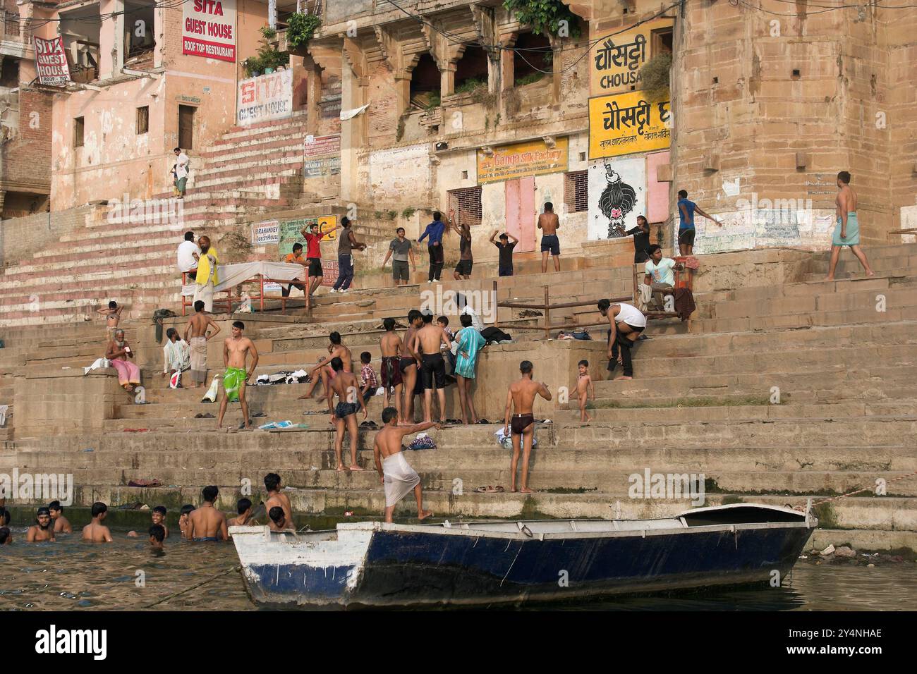 Varanasi, Uttar Pradesh / Indien - 9. Mai 2015 : Pilger nehmen ein heiliges Bad im heiligen Fluss Ganga im Chousatti Gheti in Varanasi. Stockfoto