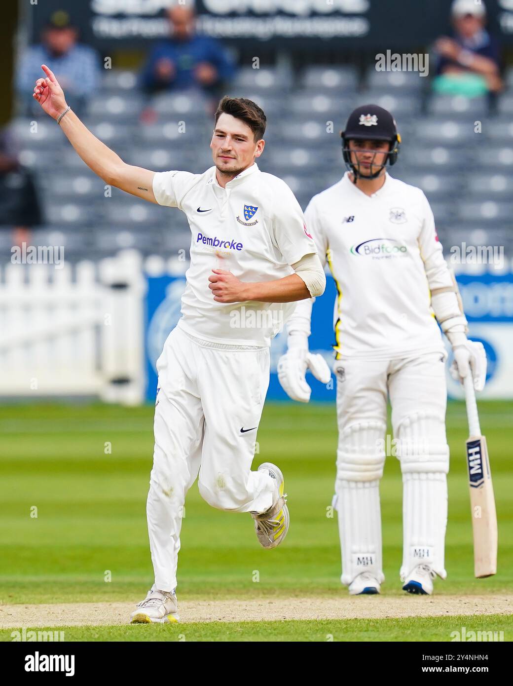 Bristol, Vereinigtes Königreich, 19. September 2024. Sussex’s Henry Crocombe feiert den Sieg gegen Zaman Akhter in Gloucestershire während des Spiels der Vitality County Championship Division 2 zwischen Gloucestershire und Sussex. Quelle: Robbie Stephenson/Gloucestershire Cricket/Alamy Live News Stockfoto
