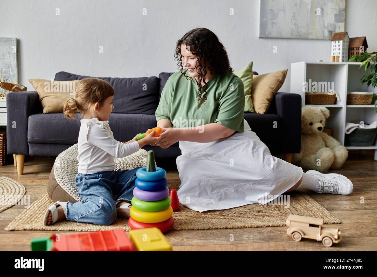 Eine Mutter und ihre Tochter genießen eine gute Zeit zusammen und machen zu Hause spielerische Aktivitäten. Stockfoto