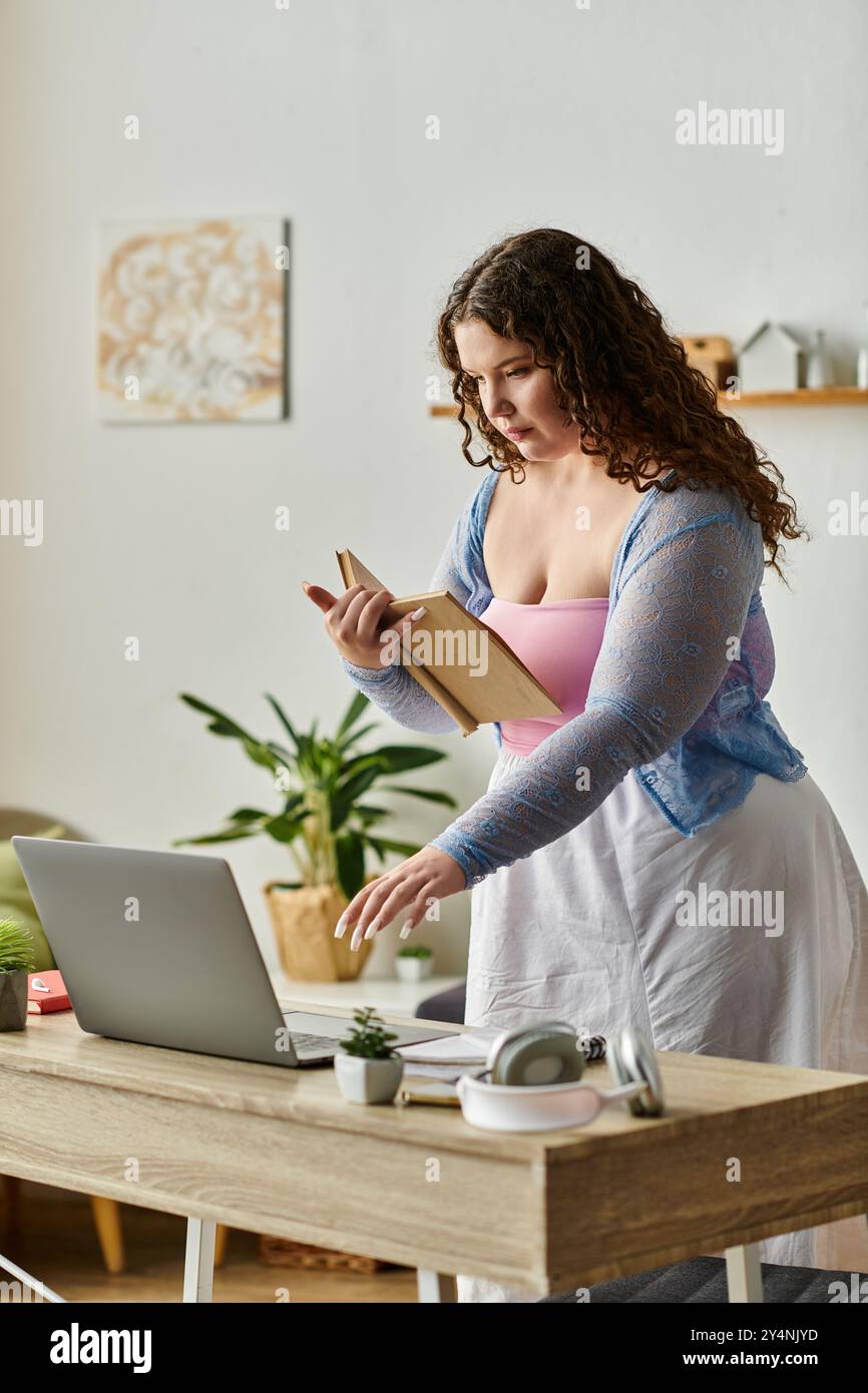 Hübsche Frau mit lockigen Haaren und bequemer, lebendiger Kleidung zu Hause. Stockfoto