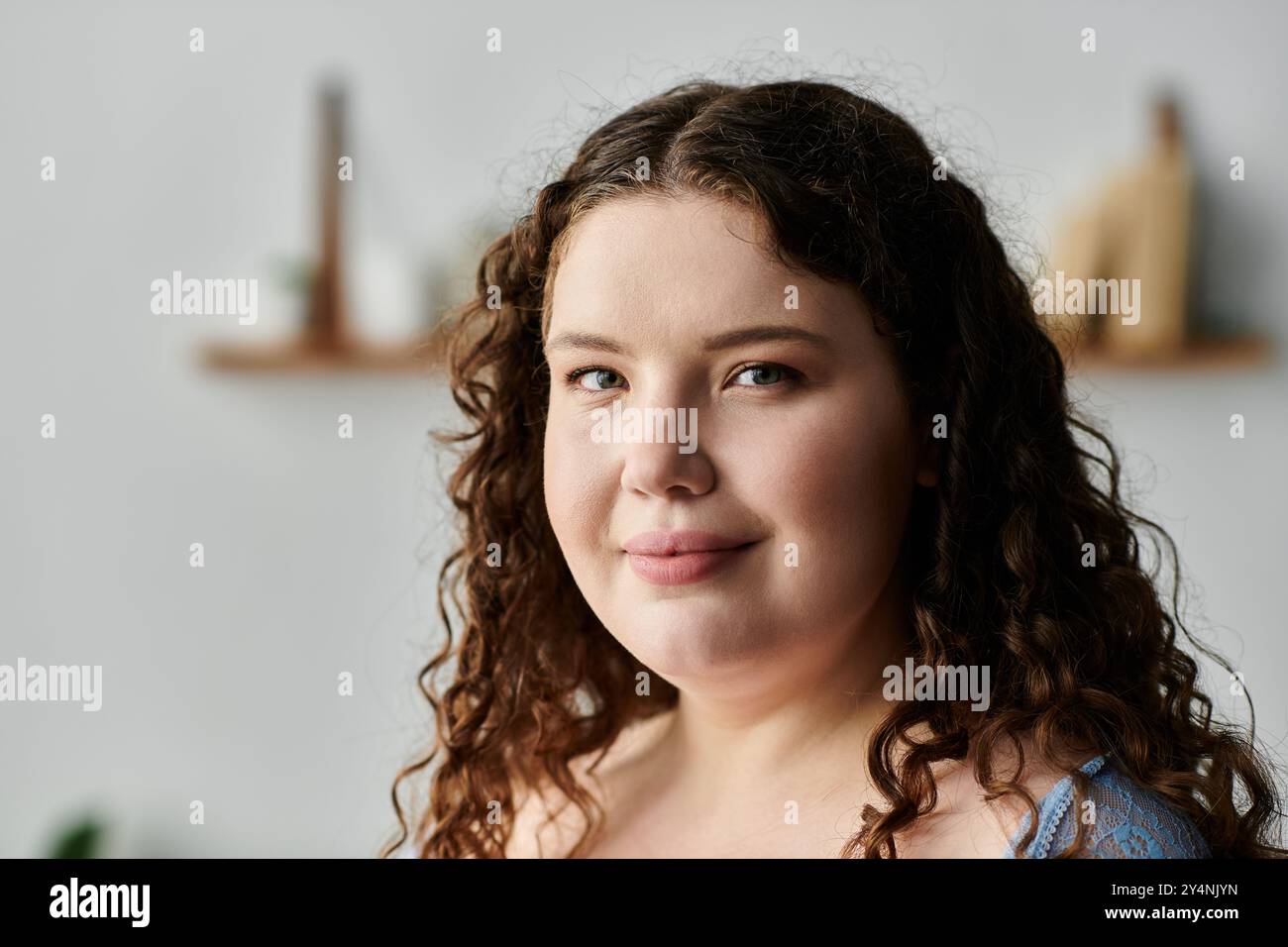 Attraktive Frau mit dunklem Haar und gemütlicher Kleidung, die Zeit zu Hause verbringt. Stockfoto