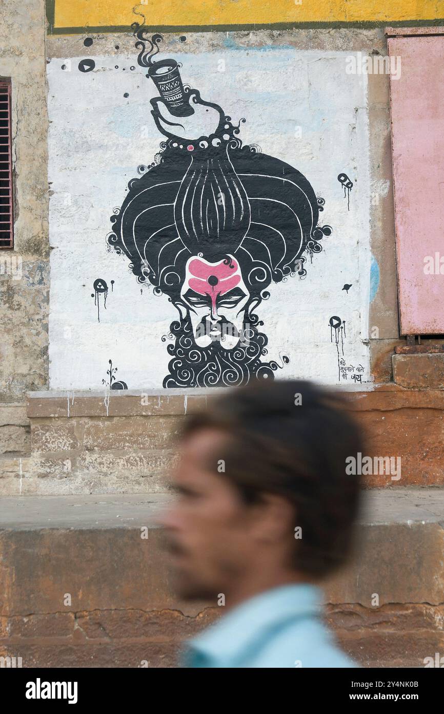 Varanasi, Uttar Pradesh / Indien - 9. Mai 2015 : Eine Graffiti-Illustration eines Mannes an der Wand in Varanasi Ghetto. Stockfoto