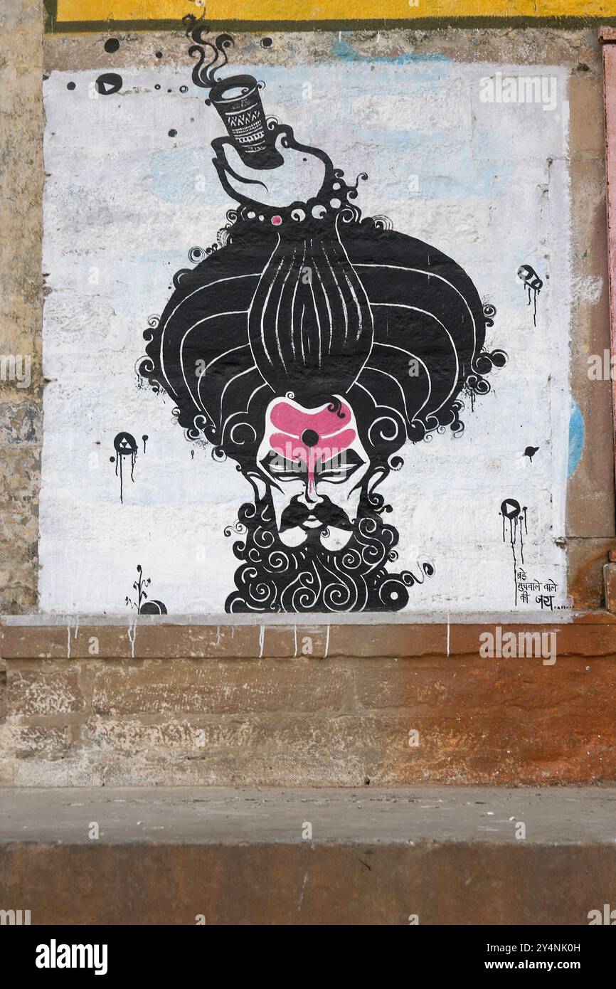 Varanasi, Uttar Pradesh / Indien - 9. Mai 2015 : Eine Graffiti-Illustration eines Mannes an der Wand in Varanasi Ghetto. Stockfoto