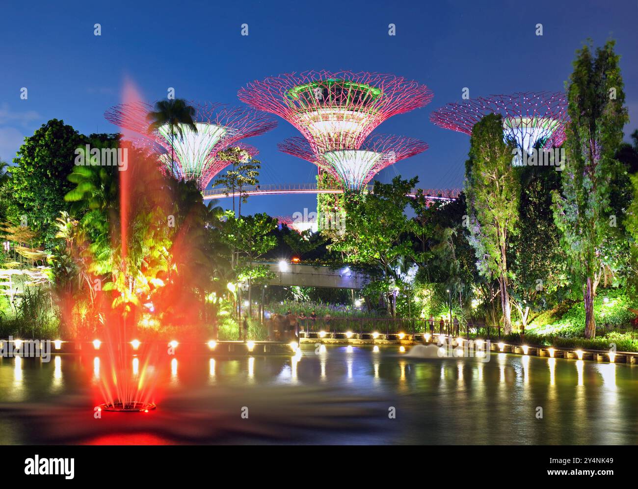 Singapur - Supertree Garten bei Nacht, Garten durch die Bucht Stockfoto