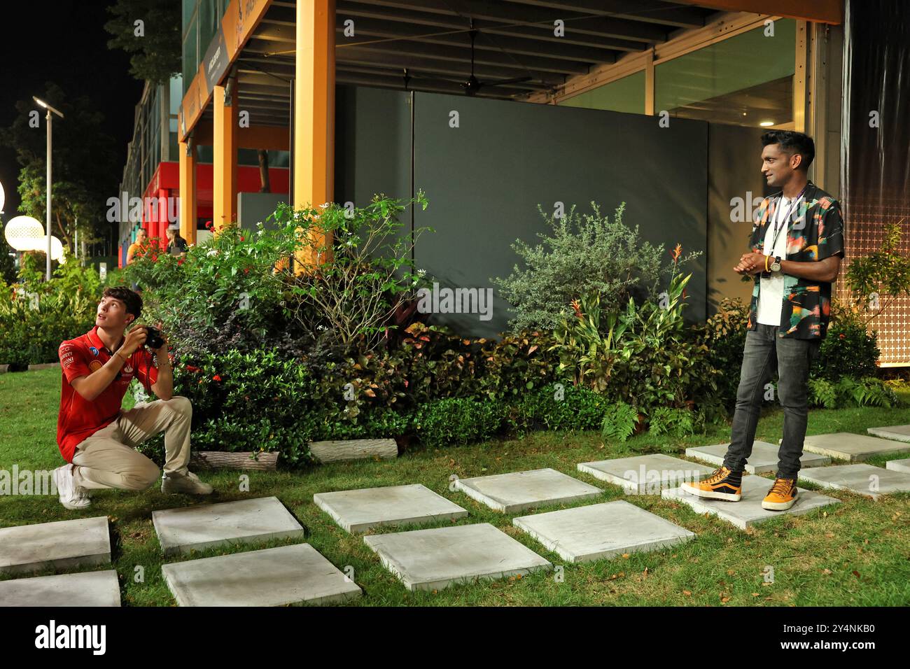 Singapur, Singapur. September 2024. (L bis R): Oliver Bearman (GBR) Ferrari Reserve Driver fotografiert mit einer Leica-Linsenkamera Lawrence Barretto (GBR) Formel 1 Senior Writer Editor. 19.09.2024. Formel-1-Weltmeisterschaft, Rd 18, Grand Prix Von Singapur, Marina Bay Street Circuit, Singapur, Vorbereitungstag. Das Foto sollte lauten: XPB/Alamy Live News. Stockfoto