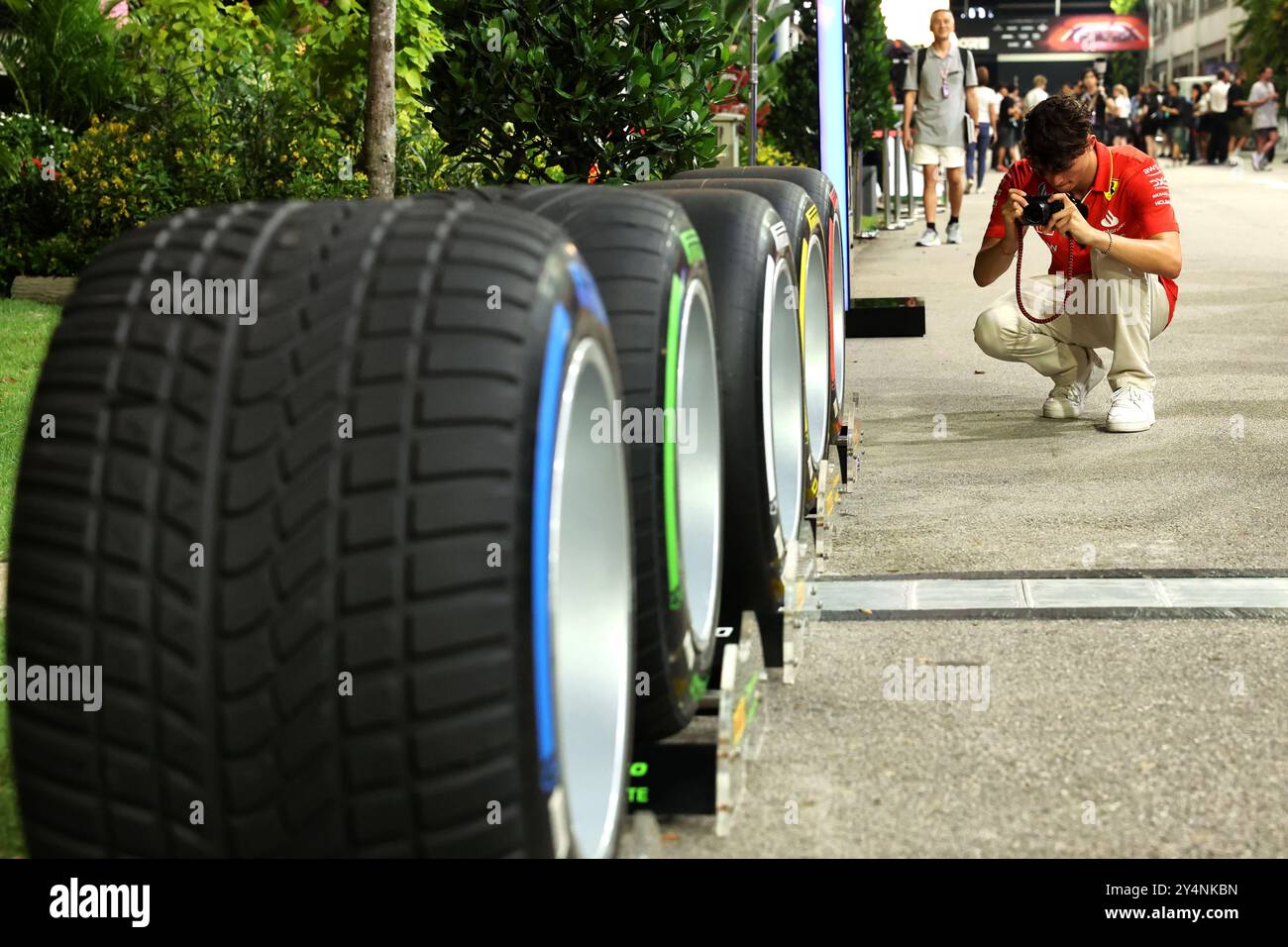 Singapur, Singapur. September 2024. Oliver Bearman (GBR) Ferrari Reserve Driver macht Fotos mit einer Leica Linsenkamera. 19.09.2024. Formel-1-Weltmeisterschaft, Rd 18, Grand Prix Von Singapur, Marina Bay Street Circuit, Singapur, Vorbereitungstag. Das Foto sollte lauten: XPB/Alamy Live News. Stockfoto