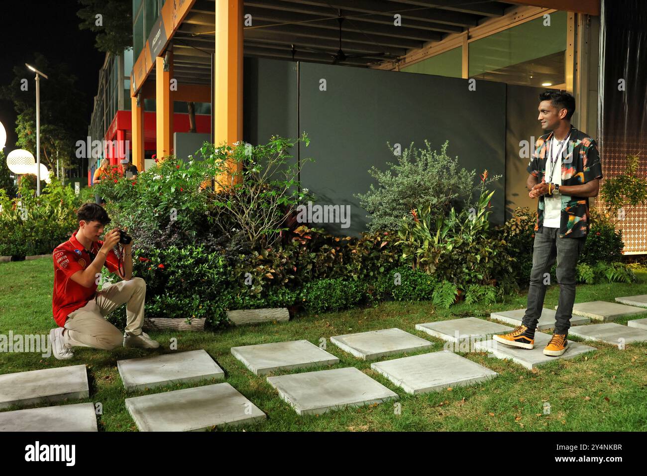 Singapur, Singapur. September 2024. (L bis R): Oliver Bearman (GBR) Ferrari Reserve Driver fotografiert mit einer Leica-Linsenkamera Lawrence Barretto (GBR) Formel 1 Senior Writer Editor. 19.09.2024. Formel-1-Weltmeisterschaft, Rd 18, Grand Prix Von Singapur, Marina Bay Street Circuit, Singapur, Vorbereitungstag. Das Foto sollte lauten: XPB/Alamy Live News. Stockfoto