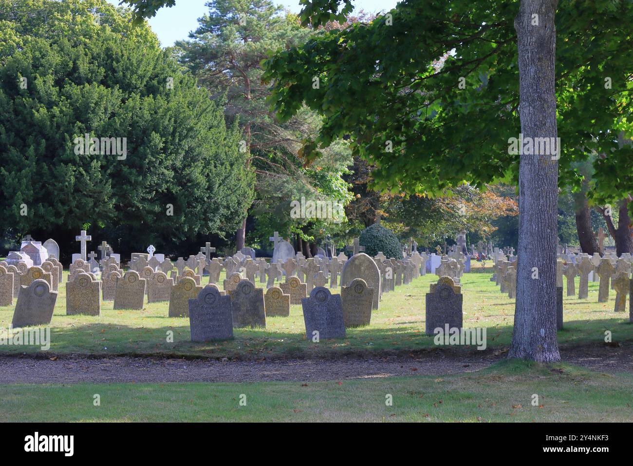 Gosport, Hampshire, England. 13. September 2024. Ein Fußweg, flankiert von Grabsteinen. Dieses Foto ist eines einer Serie, die ich kürzlich bei einem Besuch des Royal Navy Cemetery Haslar während der Gosport Heritage Open Days gemacht habe. In dieser Auswahl sind einige Fotos enthalten, die ich auf dem Weg zu und weg von der Veranstaltung gemacht habe, als ich zu Fuß war. Stockfoto
