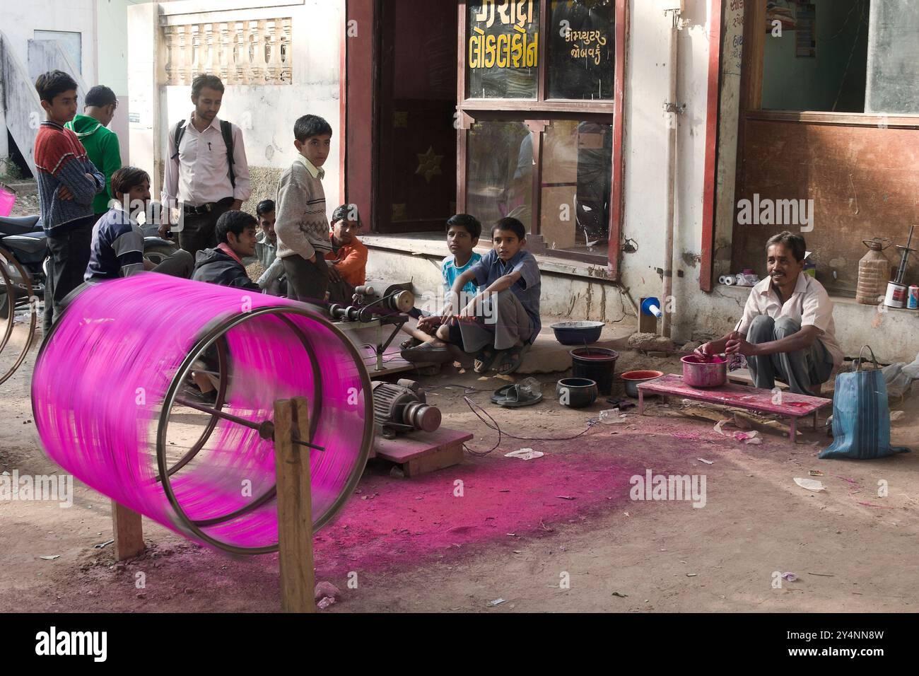 Khambhat, Gujarat/Indien - 9. Januar 2011: Manja-Hersteller, die Faden für Drachenfliegen vorbereiten, und Kinder werden versammelt, um ihn in Khambhat zu beobachten. Stockfoto