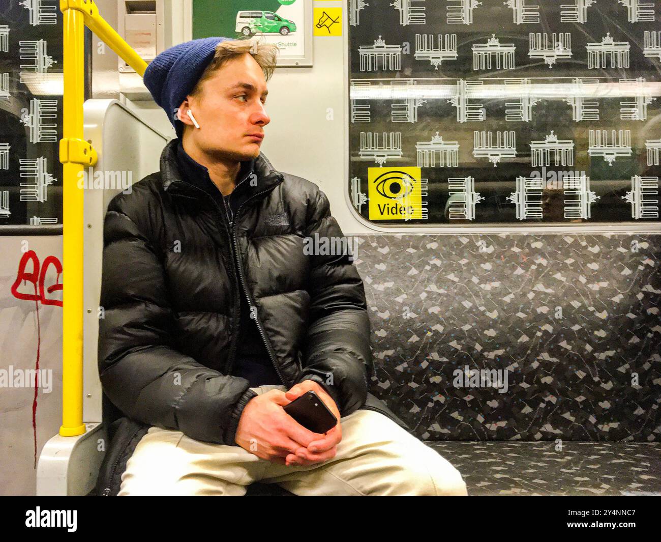 Ein junger Mann, der mit der Berliner U-Bahn und U-Bahn fährt. Berlin, Deutschland. Stockfoto
