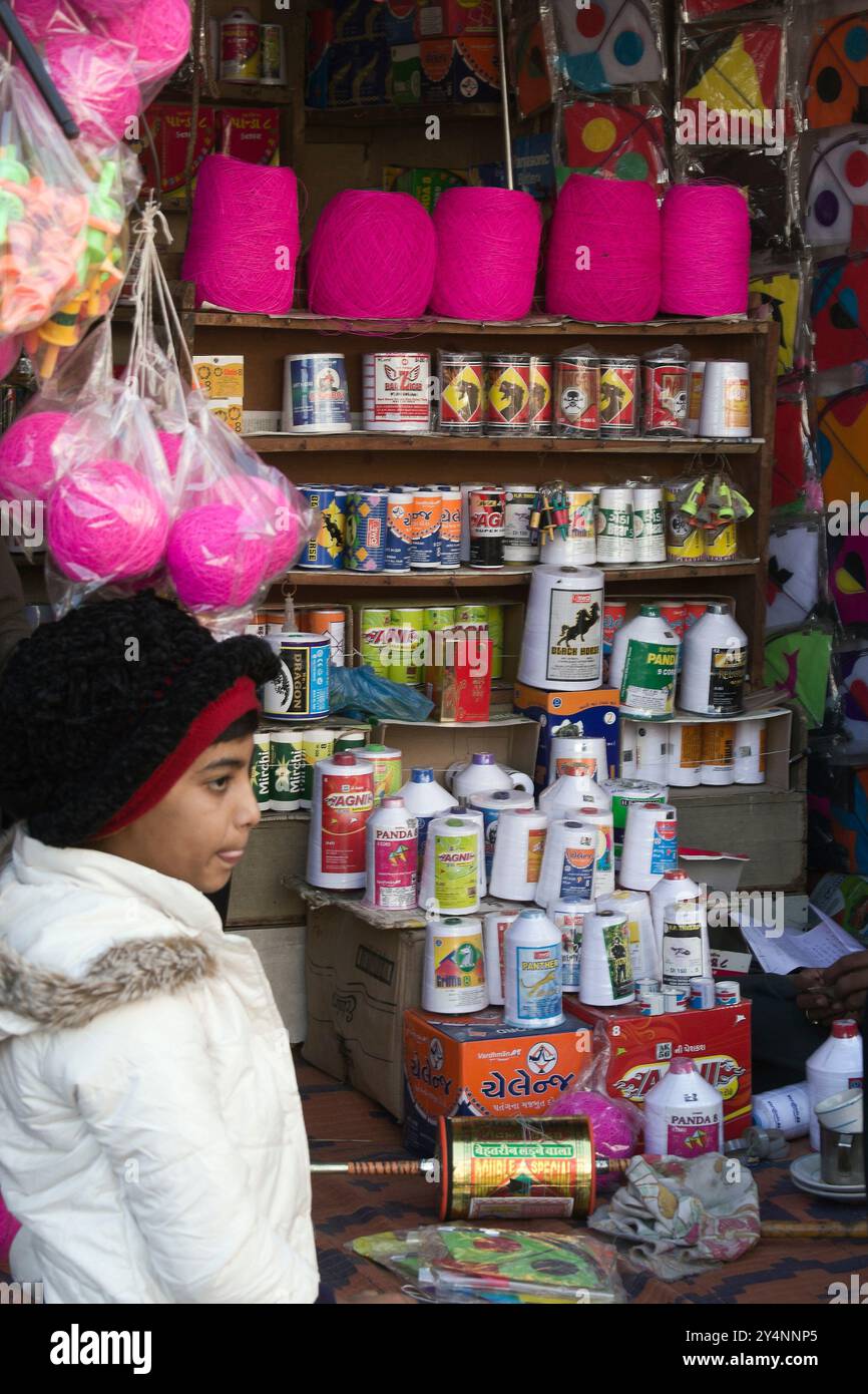 Khambhat, Gujarat/Indien - 9. Januar 2011 : Ein Kind im Kites-Shop auf dem Kite-Markt in Khambhat. Stockfoto