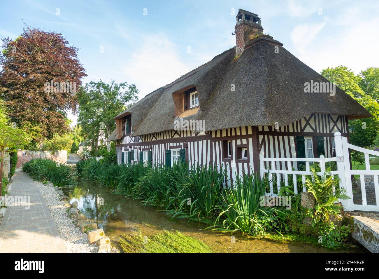 Ein atemberaubendes schwarz-weißes Fachwerkhaus mit Strohdach in Veules-les-Roses, Normandie, Frankreich Stockfoto