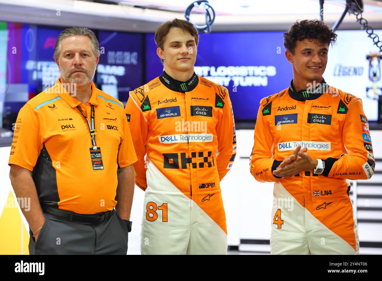 Singapur, Singapur. September 2024. (L bis R): Zak Brown (USA) McLaren Exekutivdirektor mit Oscar Piastri (aus) McLaren und Lando Norris (GBR) McLaren. 19.09.2024. Formel-1-Weltmeisterschaft, Rd 18, Grand Prix Von Singapur, Marina Bay Street Circuit, Singapur, Vorbereitungstag. Das Foto sollte lauten: XPB/Alamy Live News. Stockfoto
